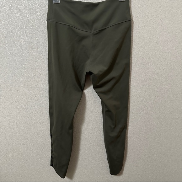 Nike Adri Fit HighWaist Leggings Cutout Detail at Bottom Sz M - Picture 6 of 10